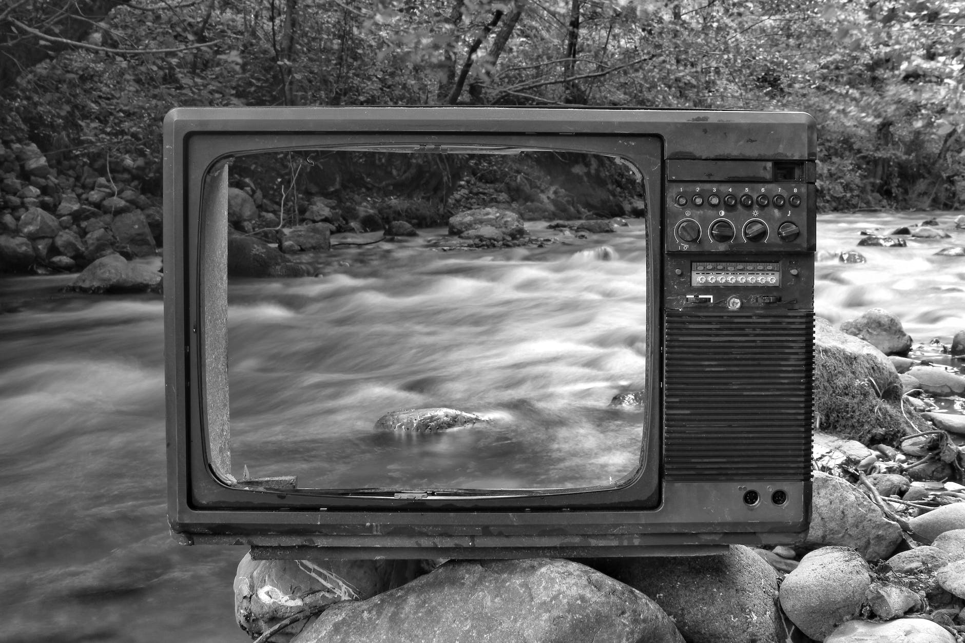 Retro Fernsehen Am Flussufer Nahe Wald
