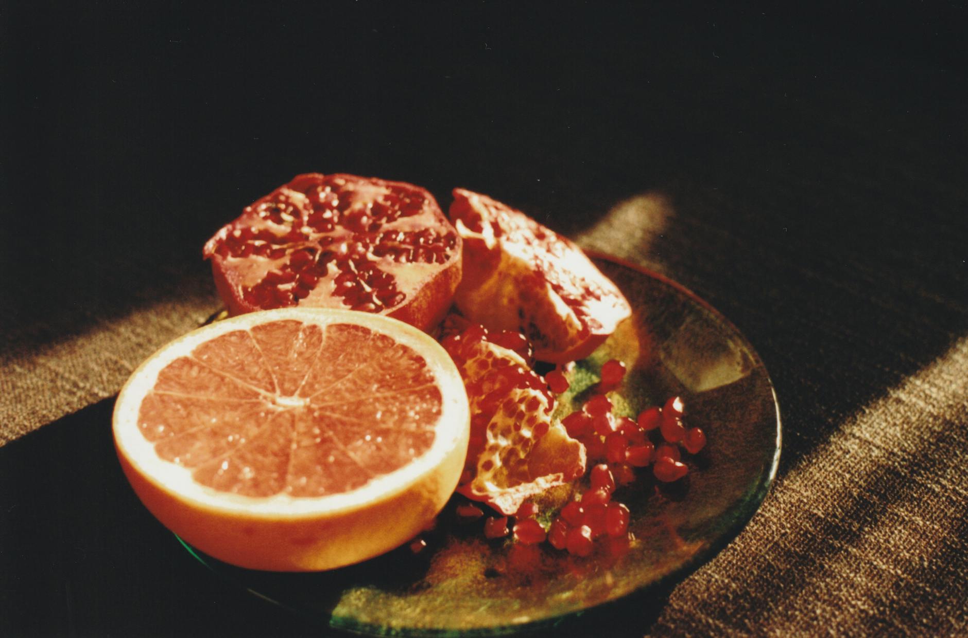 Grapefruit Und Granatapfel Auf Teller